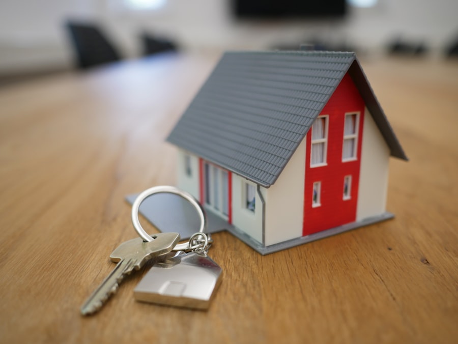Pessoa avaliando investimento imobiliário